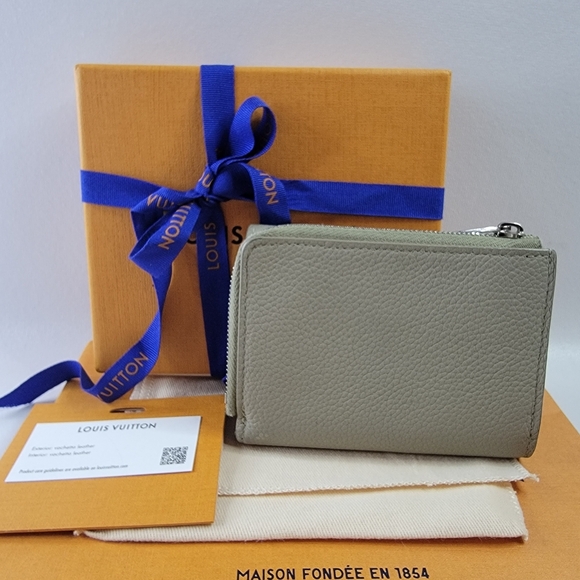 LOUIS VUITTON LV Aerogram Pilot Leather Trifold Wallet - Picture 3 of 14